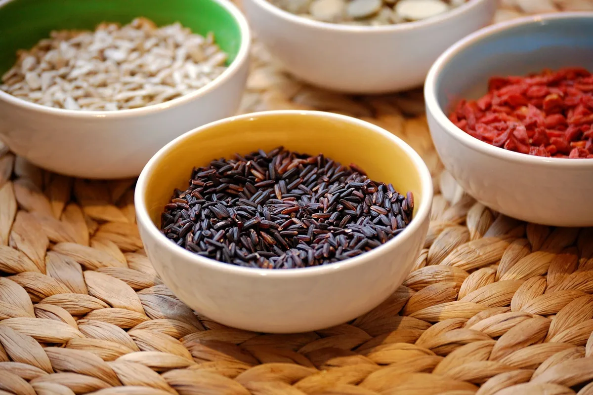 Cuencos con distintos granos y arroces