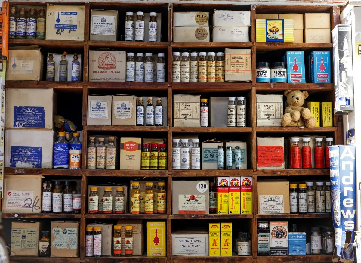 Estante de productos en una farmacia