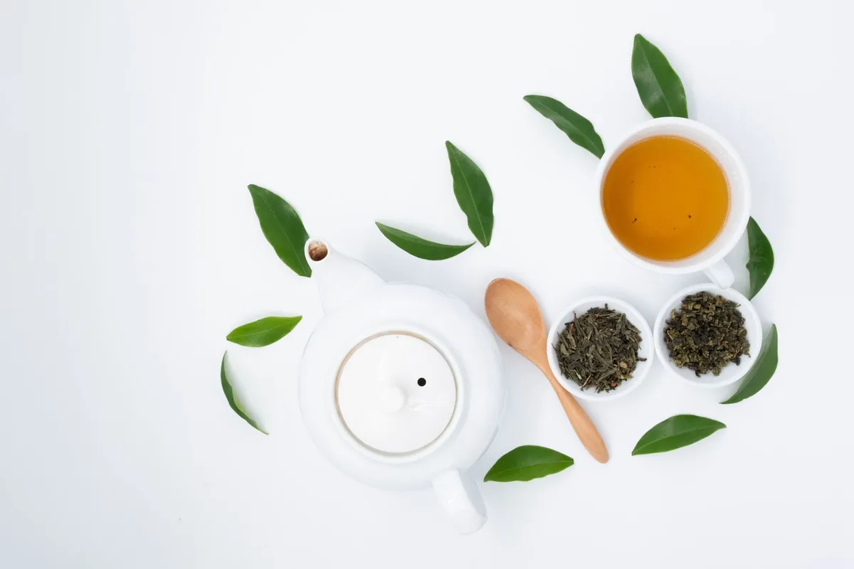 Ingredientes naturales dispuestos sobre una superficie