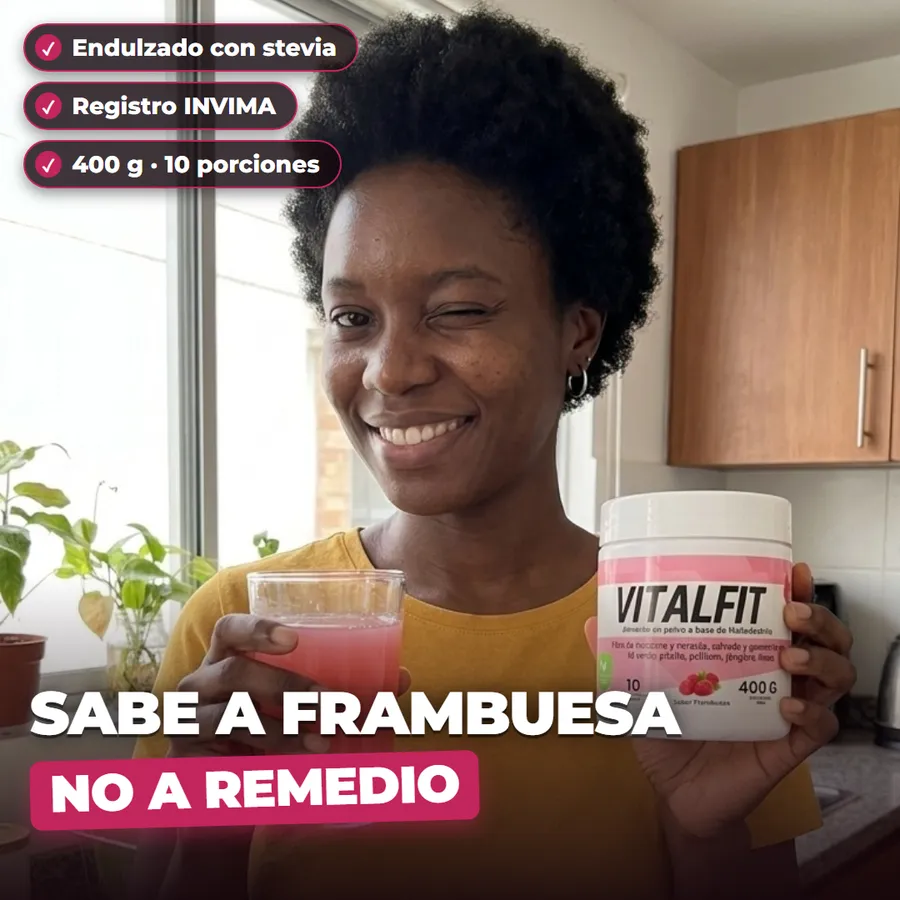 Mujer joven sonriendo con un vaso de bebida rosada y el tarro, con el texto «Sabe a frambuesa, no a remedio»